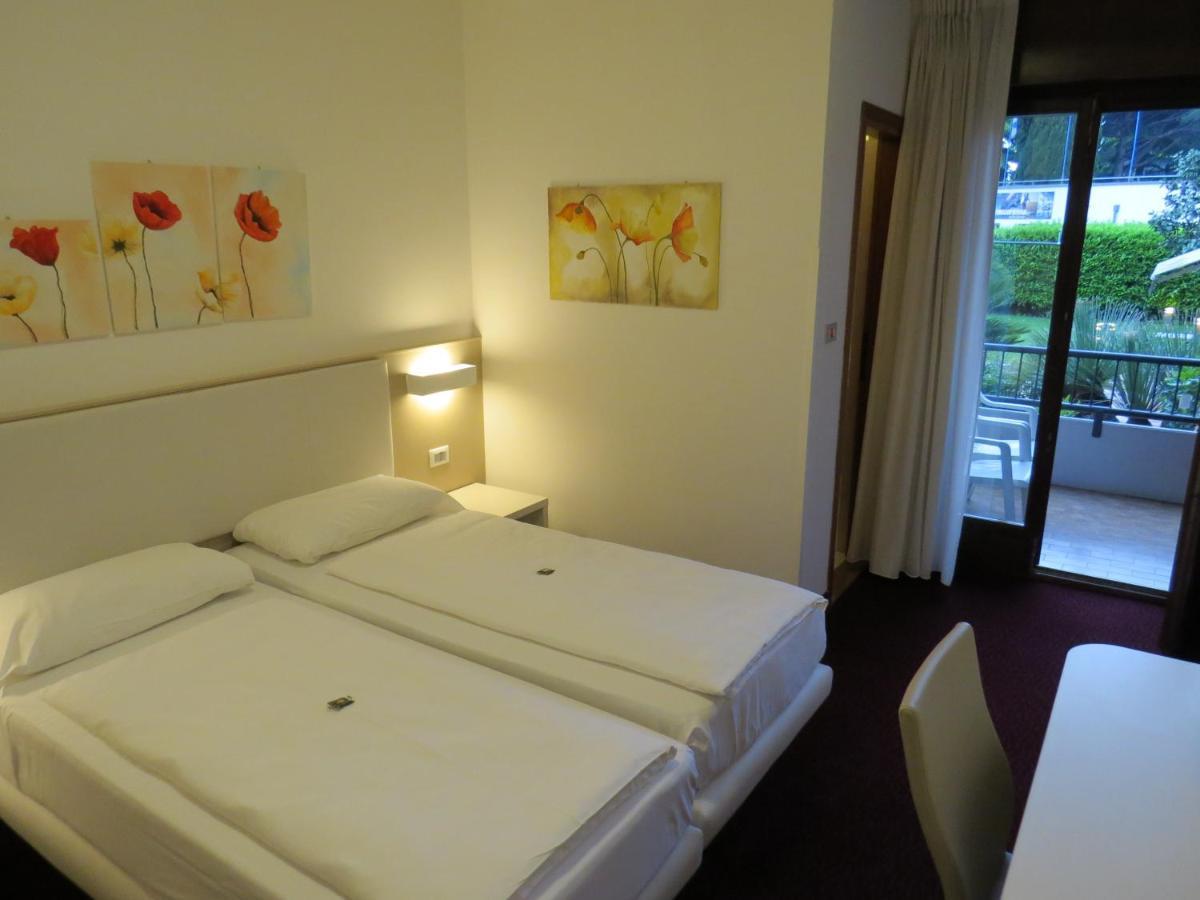 Hotel Villa Claudia Torbole Sul Garda ภายนอก รูปภาพ