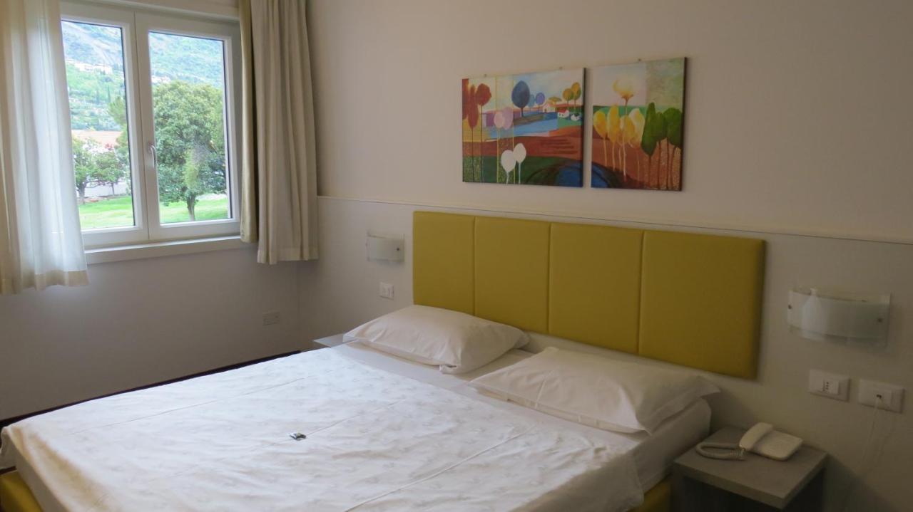 Hotel Villa Claudia Torbole Sul Garda ภายนอก รูปภาพ
