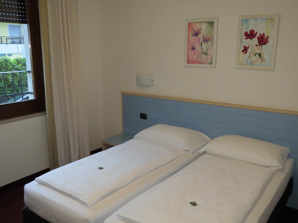Hotel Villa Claudia Torbole Sul Garda ภายนอก รูปภาพ