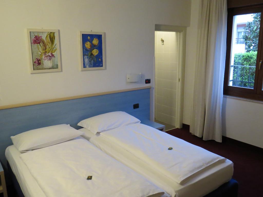Hotel Villa Claudia Torbole Sul Garda ภายนอก รูปภาพ